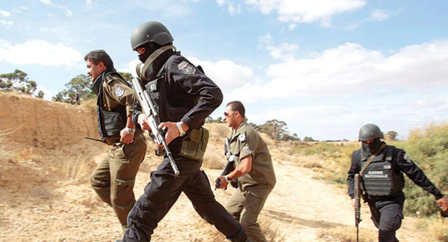 عناصر من الأمن التونسي يقومون بتمشيط جبال الشعانبي حيث يختبئ الإرهابيون أول من أمس (رويترز)