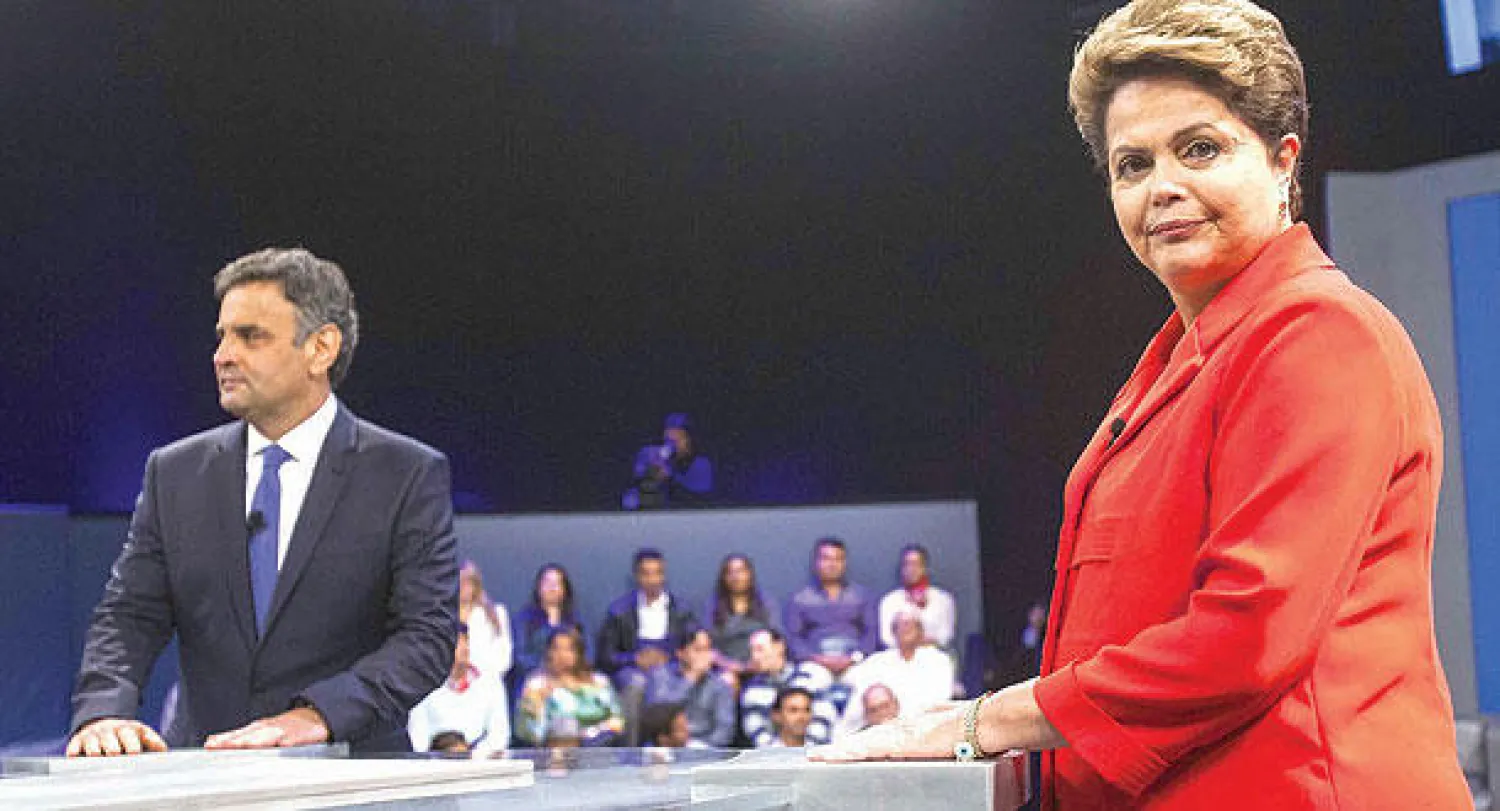 روسيف ونيفيس خلال آخر مناظرة تلفزيونية في ريو دي جانيرو الليلة قبل الماضية (إ.ب.أ)