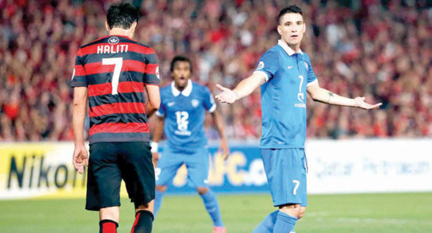 البرازيلي نيفيز يعاتب أحد زملائه بعد هجمة هلالية مهدرة  (رويترز)