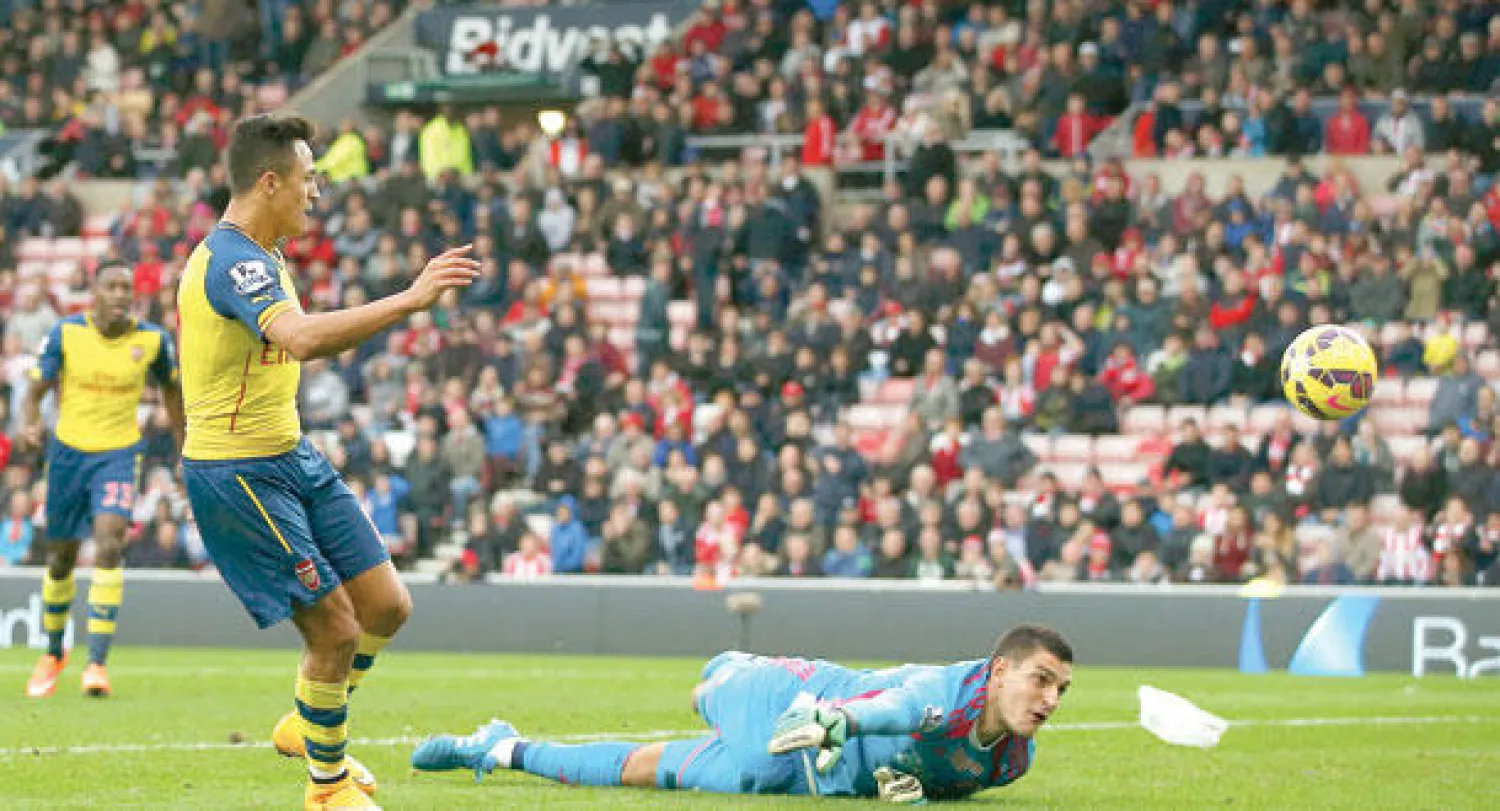 سانشيز مهاجم آرسنال يختتم ثنائيته (رويترز)