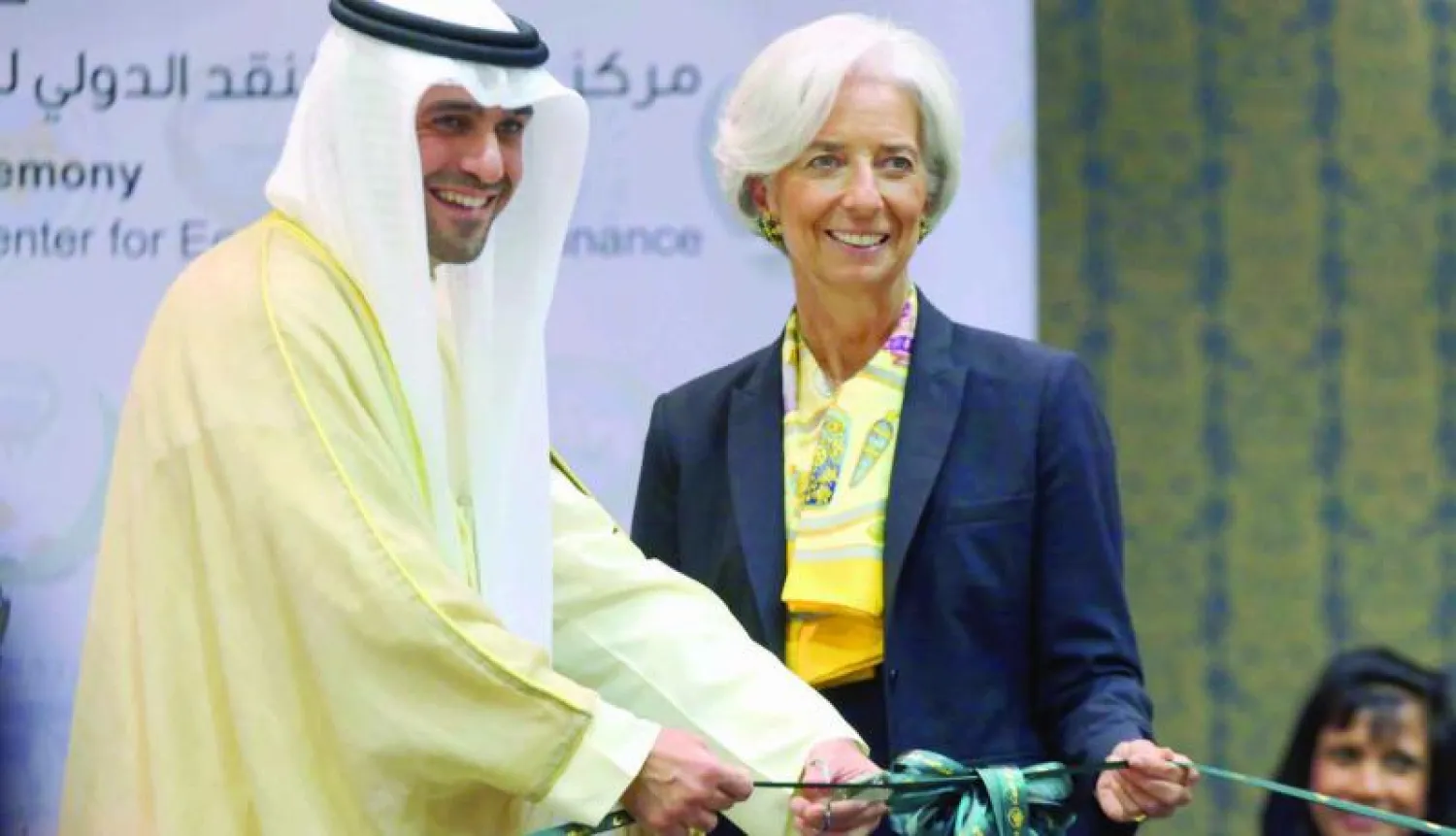 وزير المالية الكويتي أنس الصالح بجوار رئيسة صندوق النقد الدولي كريستين لاغارد في العاصمة الكويت أمس (أ. ف. ب)