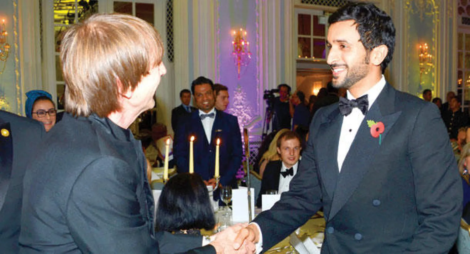 الشيخ ناصر بن حمد لدى استقباله أحد المشاركين في الحفل الذي نُظم أول من أمس في لندن