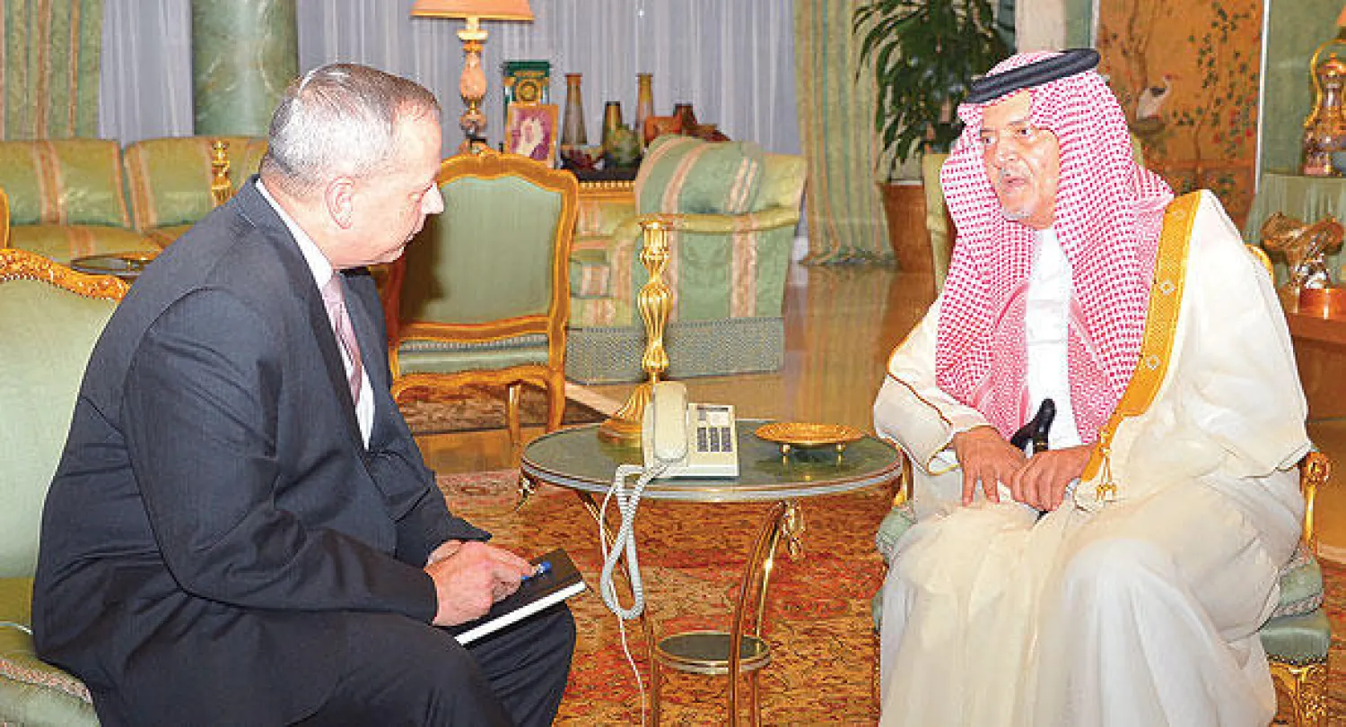 الأمير سعود الفيصل لدى لقائه الجنرال جون آلن  منسق التحالف الدولي للحرب على تنظيم «داعش» في الرياض أمس (اس)