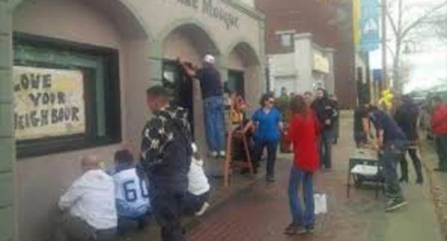 سكان بلدة كندية يزيلون رسائل كراهية من على جدران مسجد فيها