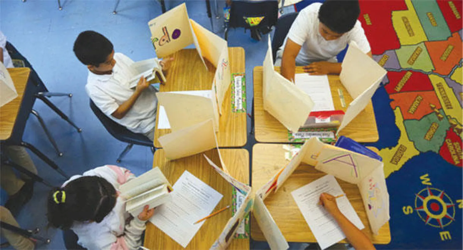 طلاب أثناء أداء اختبار في أحد فصول مدارس أسباير العامة حيث استخدمت المدرسة وسيلة مبتكرة لمنع الغش (نيويورك تايمز)