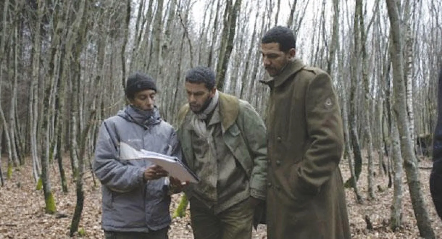 رشيد بوشارب (يسار) خلال تصوير «خارجون عن القانون»