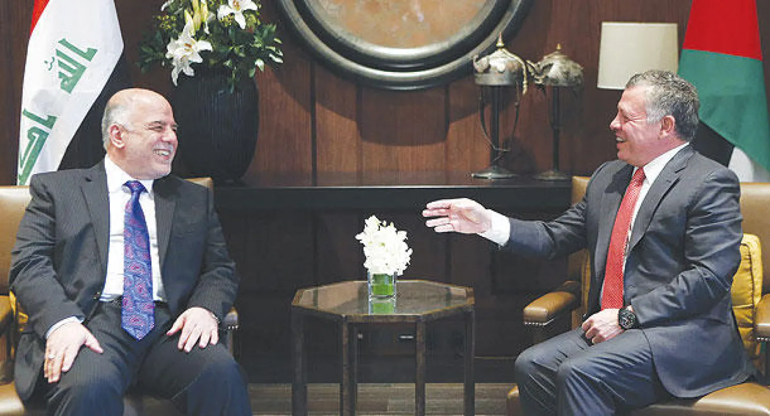 العاهل الأردني الملك عبد الله الثاني لدى استقباله رئيس الوزراء العراقي حيدر العبادي في القصر الملكي بعمان أمس (أ.ف.ب)