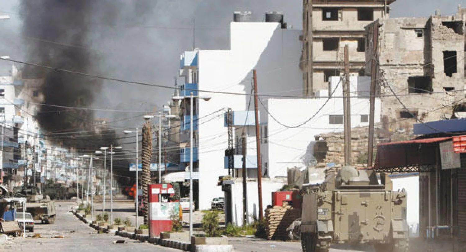 أعمدة الدخان تتصاعد في مدينة طرابلس اللبنانية خلال معارك بين الجيش اللبناني ومسلحين أمس (أ.ب)