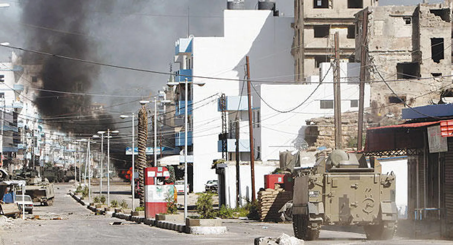 أعمدة الدخان تتصاعد في مدينة طرابلس اللبنانية خلال معارك بين الجيش اللبناني ومسلحين أمس (أ.ب)