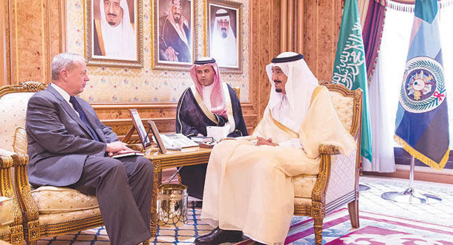 الأمير سلمان بن عبد العزيز لدى لقائه الجنرال آلن أمس (واس)