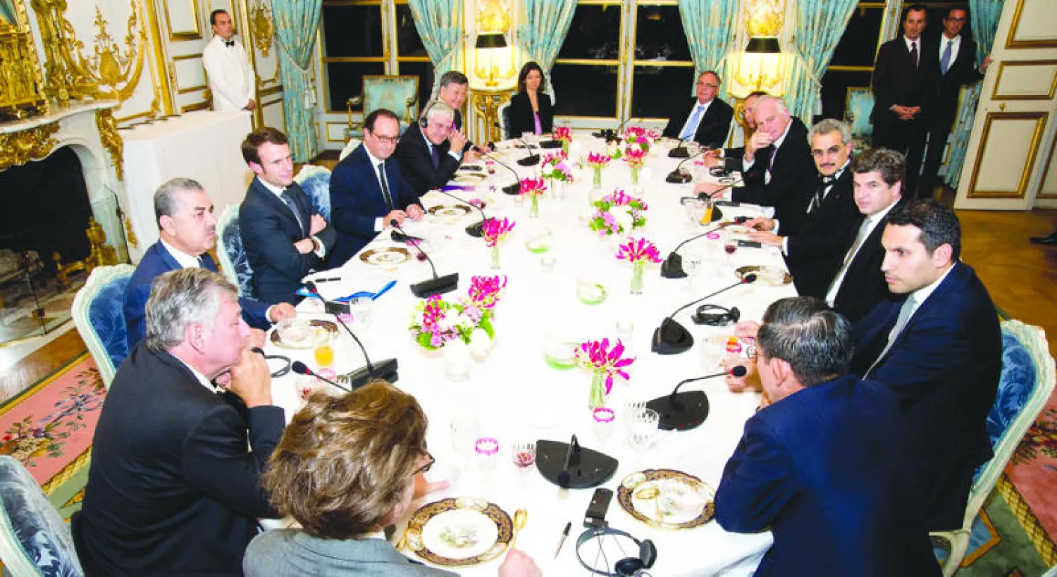 الرئيس الفرنسي فرنسوا هولاند خلال الاجتماع بالأمير الوليد بن طلال ورؤساء الصناديق السيادية («الشرق الأوسط»)