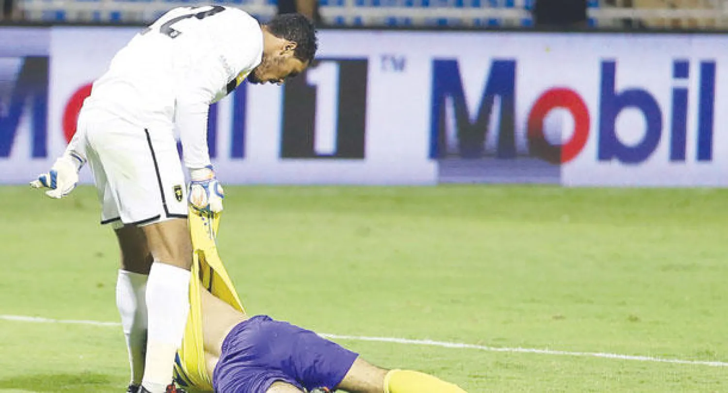 القرني حارس الاتحاد لحظة اعتدائه على مهاجم النصر الراهب (تصوير: عبد العزيز النومان)