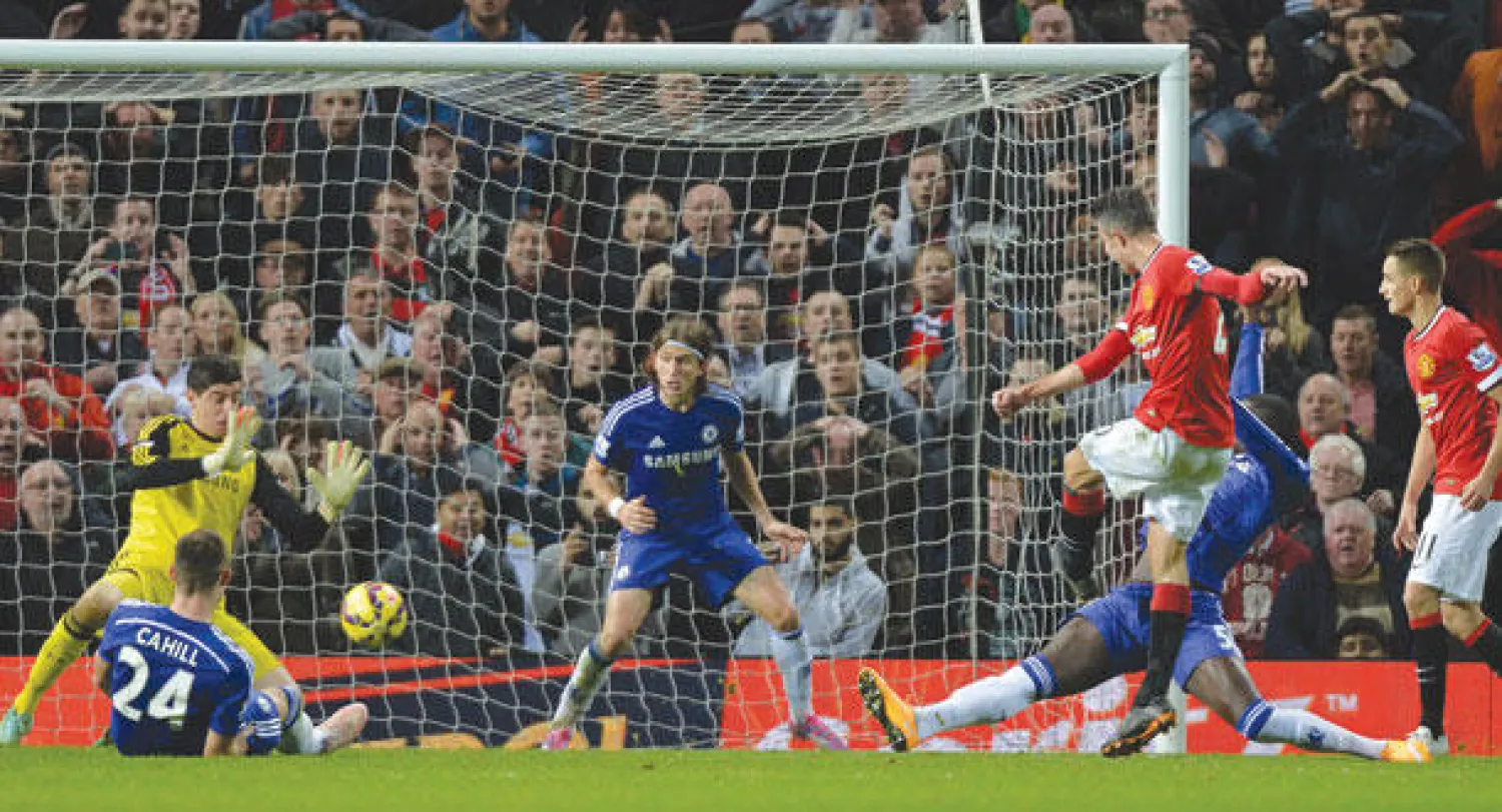 فان بيرسي (الثاني من اليمين) يسدد بقوة نحو شباك تشيلسي ليمنح يونايتد التعادل (أ.ب)