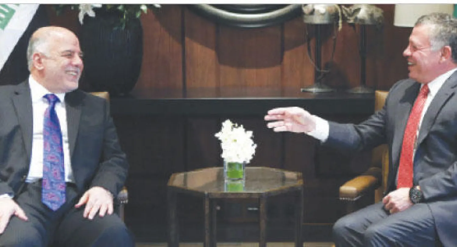 العاهل الأردني الملك عبد الله الثاني لدى استقباله رئيس الوزراء العراقي حيدر العبادي في القصر الملكي بعمان أمس (أ.ف.ب)