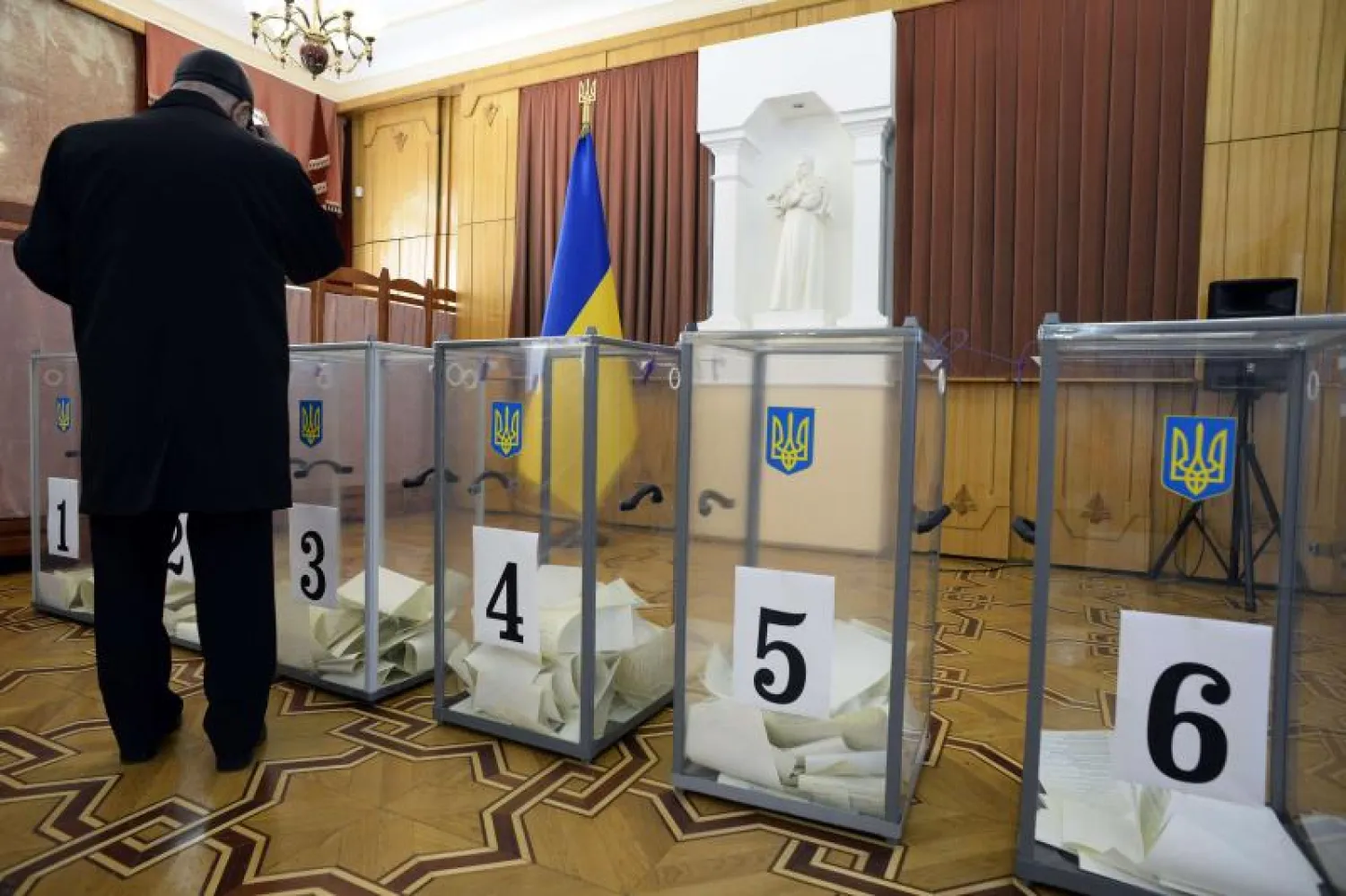 بدء الانتخابات التشريعية بأوكرانيا.. وبوروشينكو يزور شرق البلاد