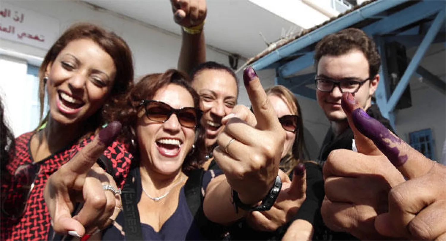 رفع السبابة اليسرى تحية التونسيين  في يوم الانتخابات البرلمانية