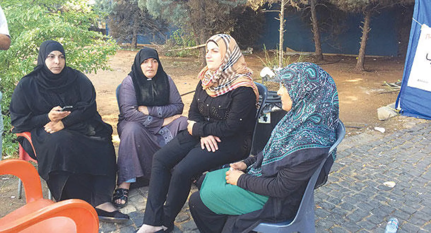 مشاركات في اعتصام أهالي العسكريين المختطفين يواسين  والدة الجندي علي البزال (الأولى من اليمين) («الشرق الأوسط»)