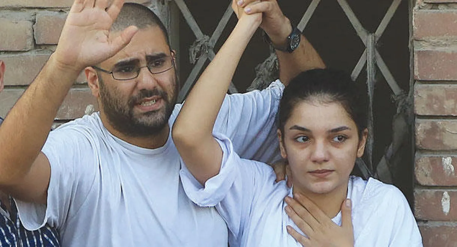 الناشط السياسي علاء عبد الفتاح وشقيقته سناء سيف (أ.ب)