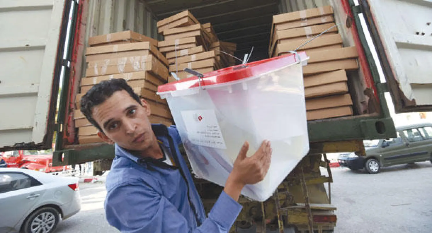 جانب من عمليات نقل صناديق الاقتراع إلى مراكز فرزها قبل إعلان النتائج (أ.ف.ب)