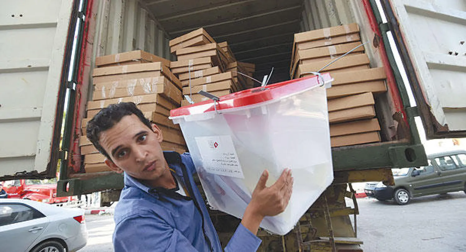 جانب من عمليات نقل صناديق الاقتراع إلى مراكز فرزها قبل إعلان النتائج (أ.ف.ب)