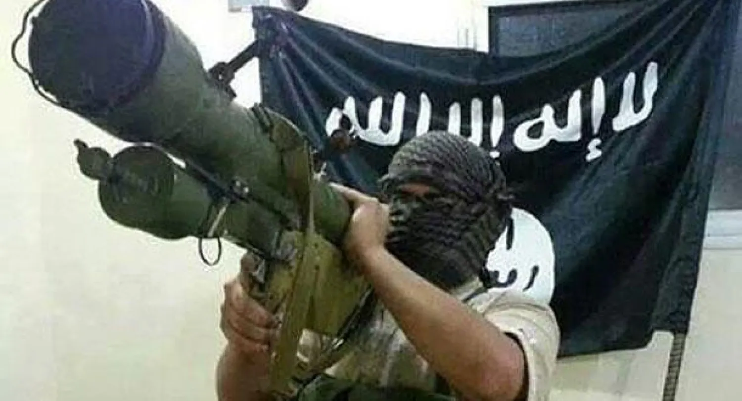 أحد عناصر «داعش» يحمل صاروخا محمولا على الكتف