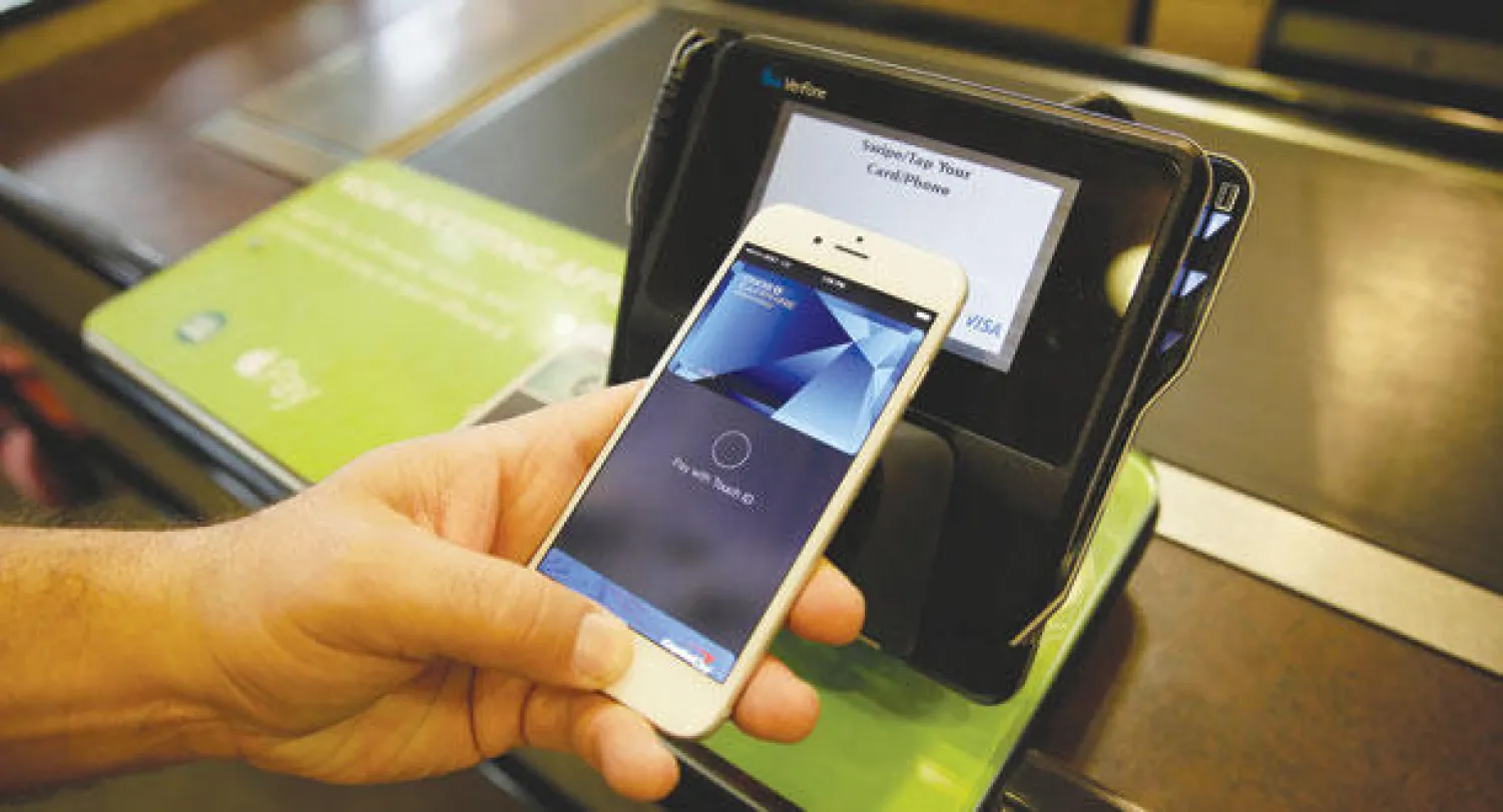 توقف خدمة أبل باي في بعض المنافذ في الولايات المتحدة جاء على حساب إرضاء المستخدمين (أ.ب)