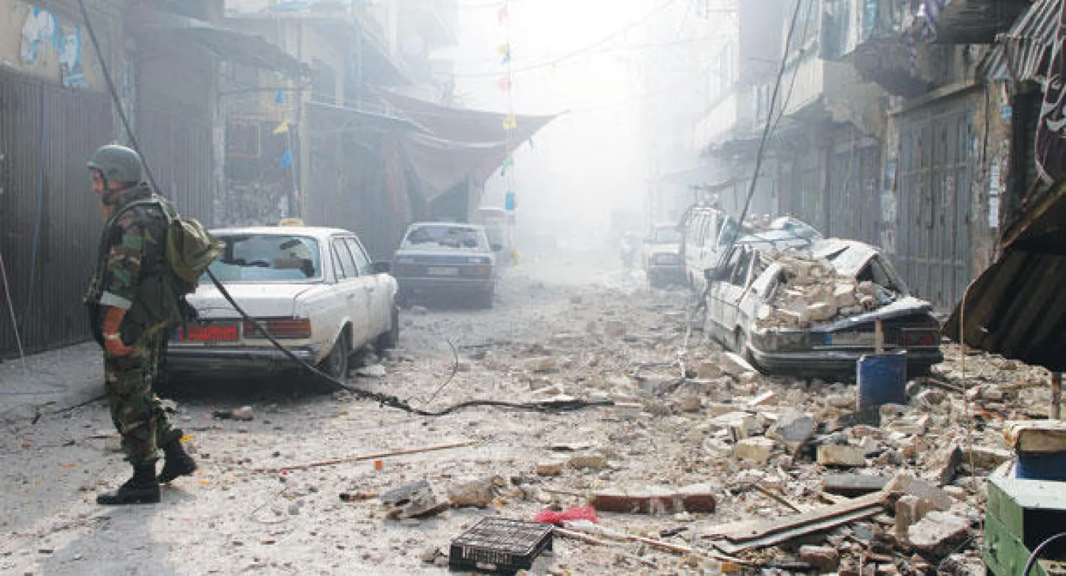جندي لبناني في أحد أزقة حي باب التبانة بطرابلس وقد حل فيه الدمار بعد معارك ضارية بين الجيش ومسلحين أمس (إ.ب.أ)