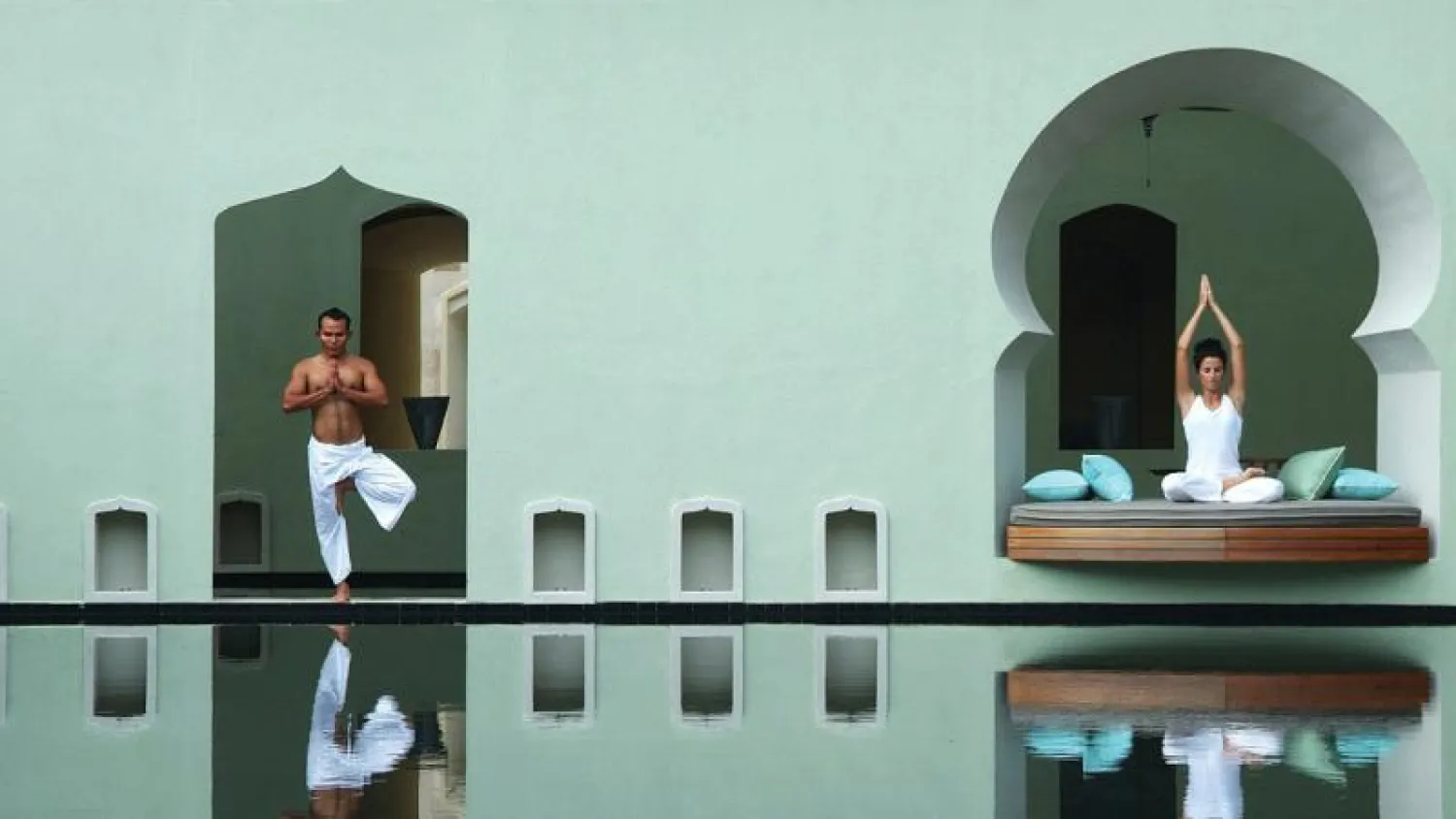 أوضاع التوازن الصعبة في اليوغا تنتقل إلى سطح الماء