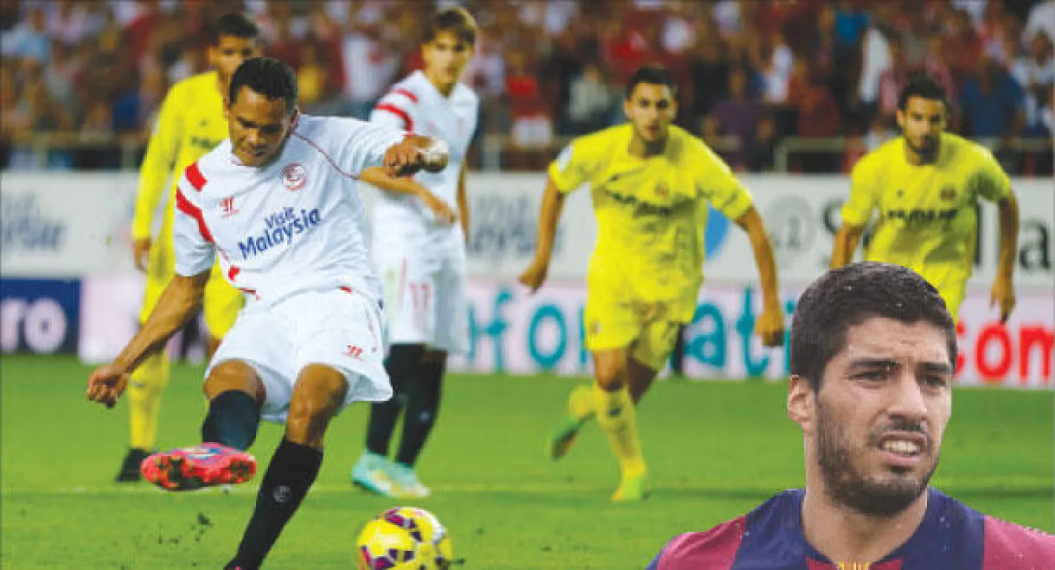 سواريز أصدر كتابا عن سيرته الذاتية، و باكا يسدد من ركلة جزاء ليمنح الفوز لإشبيلية على فياريال في الوقت بدل الضائع (رويترز)