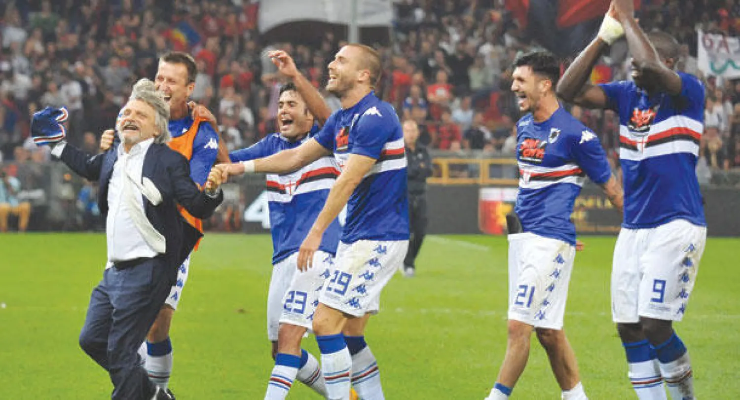 فيريرو رئيس سمبدرويا يمارس هوايته في الاحتفال مع لاعبيه عند إحرازهم الأهداف (إ.ب.أ)