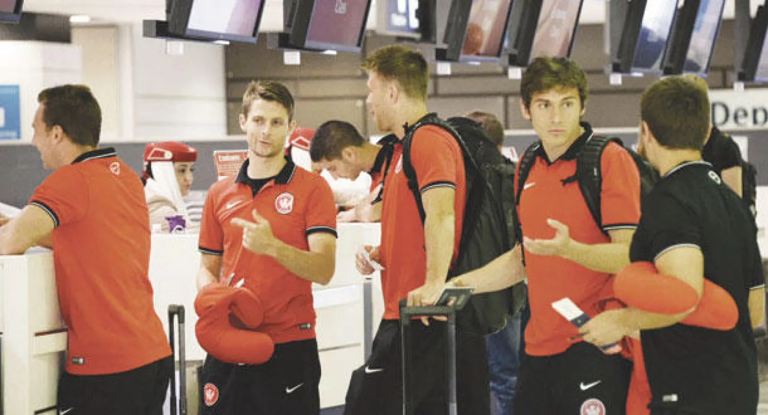 لاعبو الفريق خلال مغادرتهم من مطار سيدني وهم يخضعون لإجراءات السفر إلى الرياض