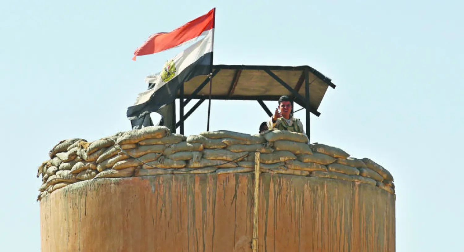 نقطة مراقبة عسكرية مصرية على الشريط الحدودي بين مصر وغزة (أ.ف.ب)