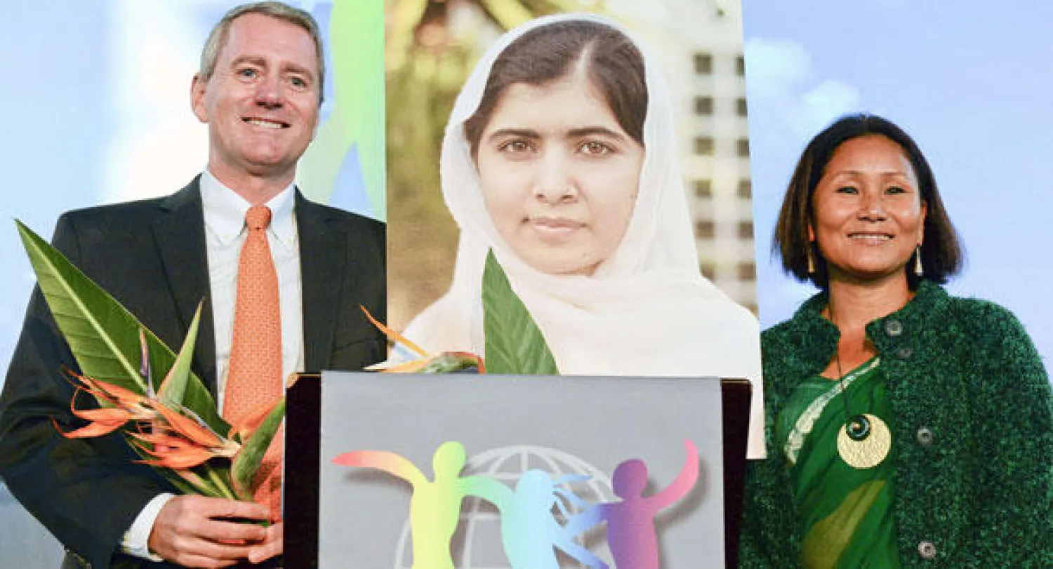 صورة لملالا مع جون وود من الولايات المتحدة وإينديرا راناماجار من نيبال (أ.ف.ب)