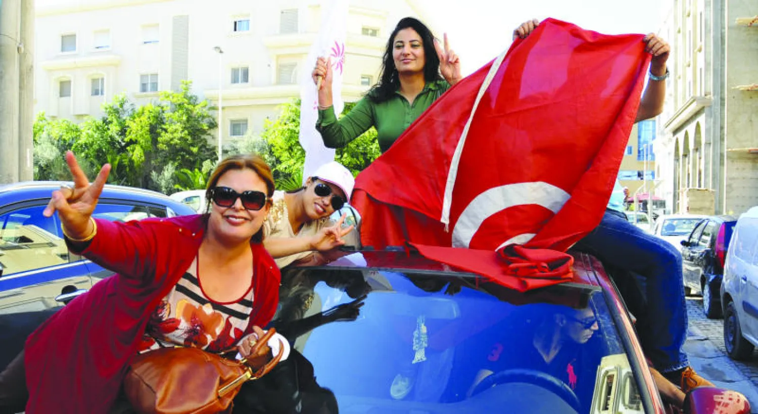 مناصرات لـ«نداء تونس» أثناء احتفالهن بتقدم الحركة في الانتخابات البرلمانية في تونس أمس  2014 (أ.ب)