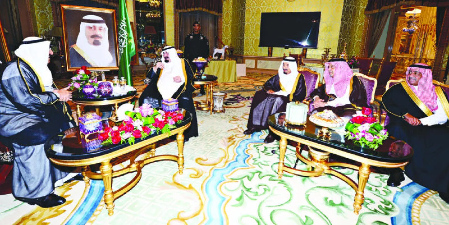 خادم الحرمين الشريفين وأمير دولة الكويت خلال لقاء الجانبين مساء أمس، بحضور الأمير سلمان بن عبد العزيز والأمير سعود الفيصل والأمير مقرن بن عبد العزيز (واس)