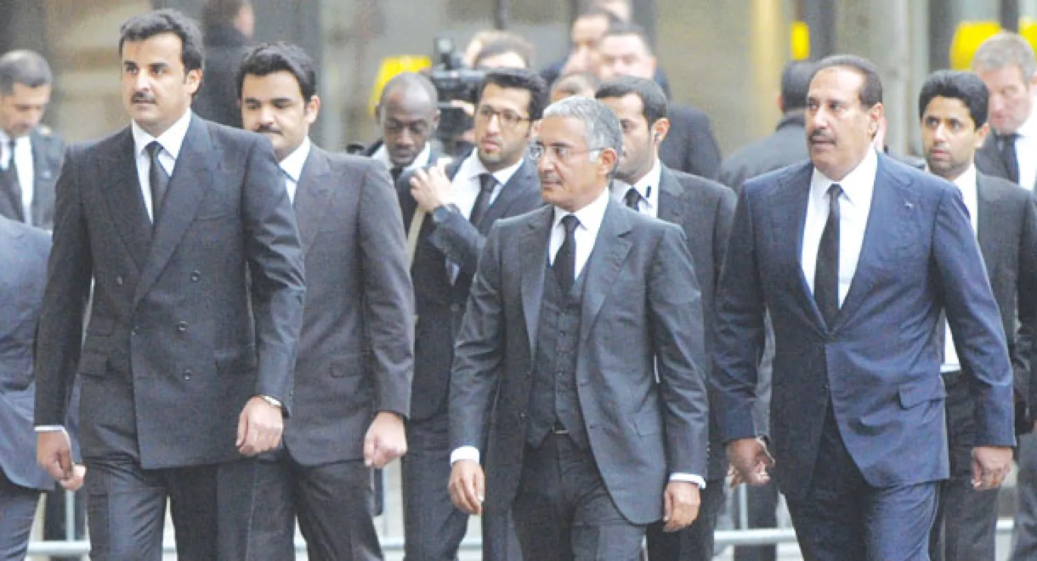 أمير قطر الشيخ تميم بن حمد آل ثاني مع الوفد المرافق له حضروا التشييع ويرى في الصورة الشيخ حمد بن جاسم وزير الخارجية السابق - أ.ف.ب