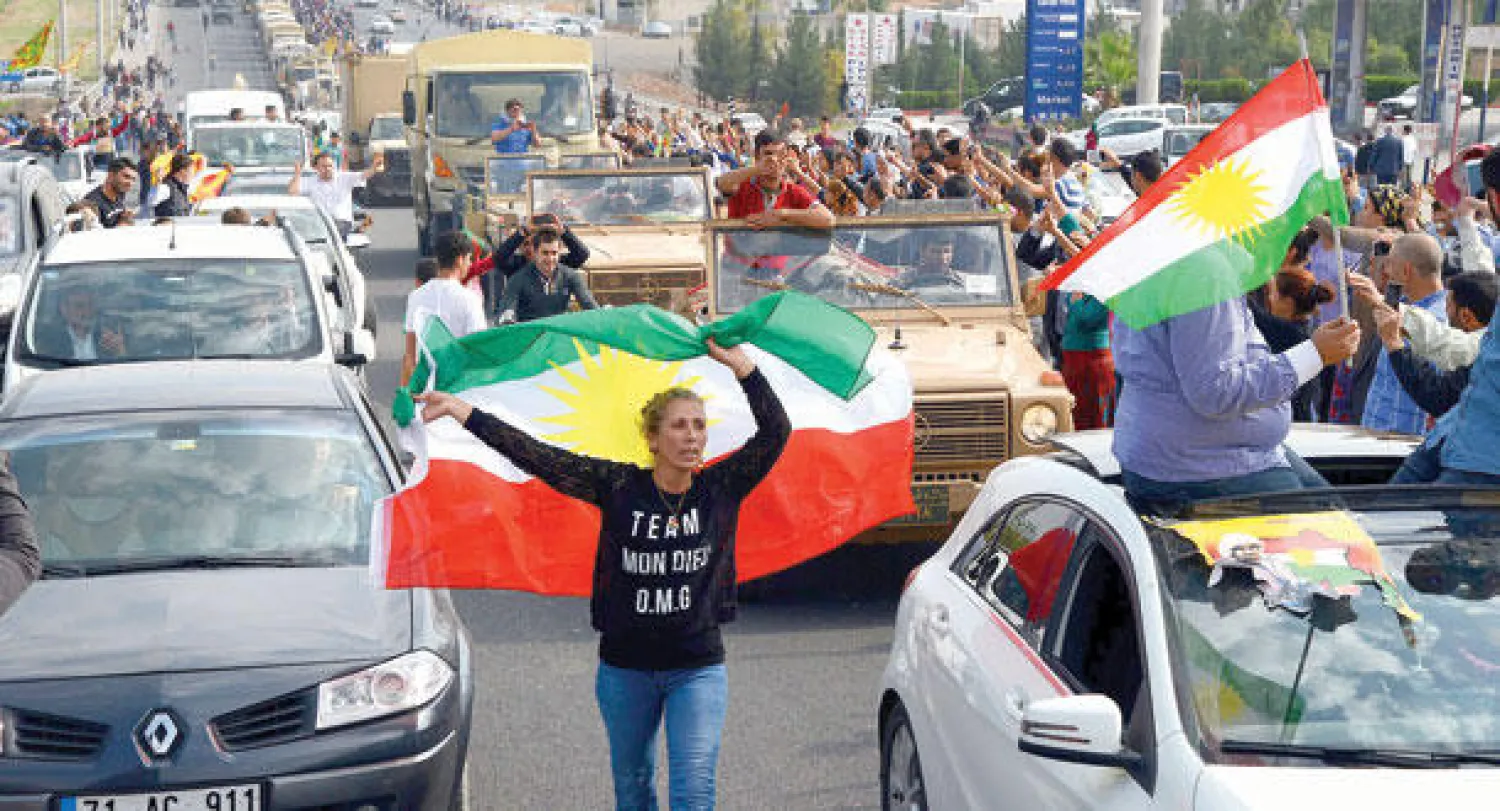 استقبال شعبي من أكراد تركيا لقوات البيشمركة لدى دخولها الأراضي التركية، أمس، في طريقها إلى مدينة كوباني السورية (أ.ف.ب)