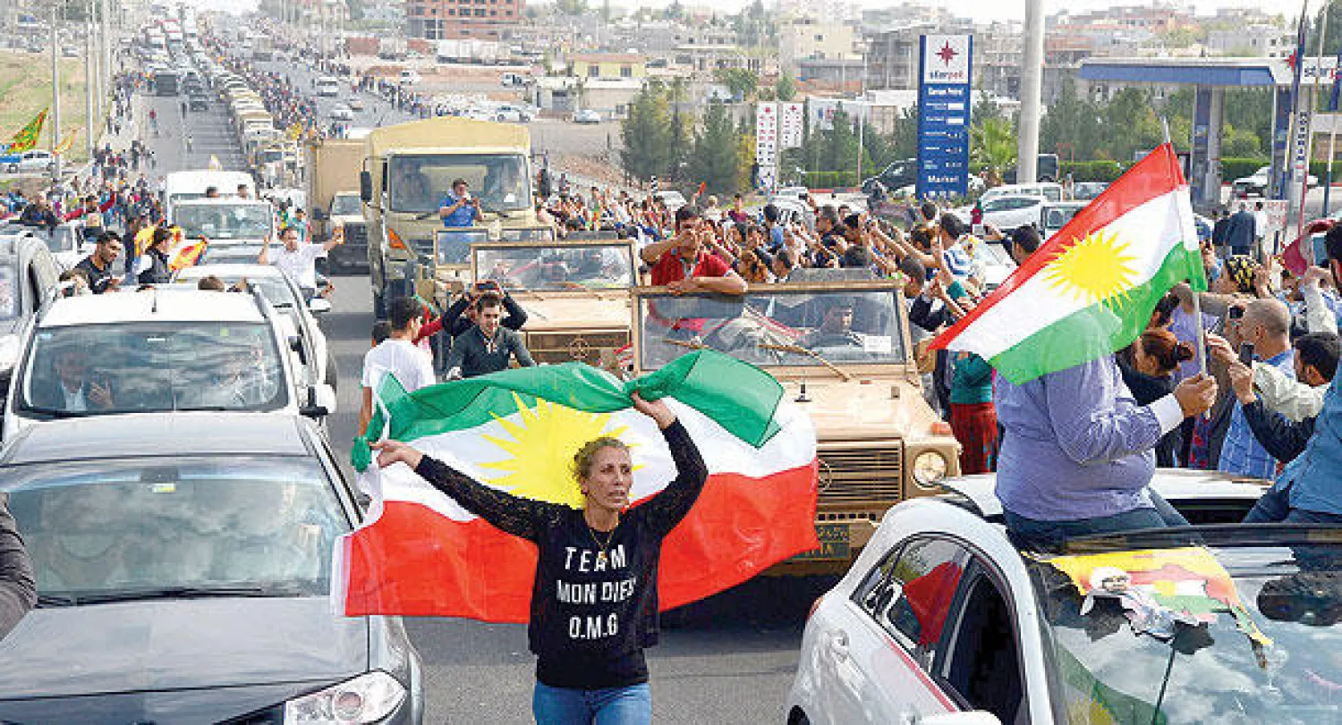 استقبال شعبي من أكراد تركيا لقوات البيشمركة لدى دخولها الأراضي التركية، أمس، في طريقها إلى مدينة كوباني السورية (أ.ف.ب)