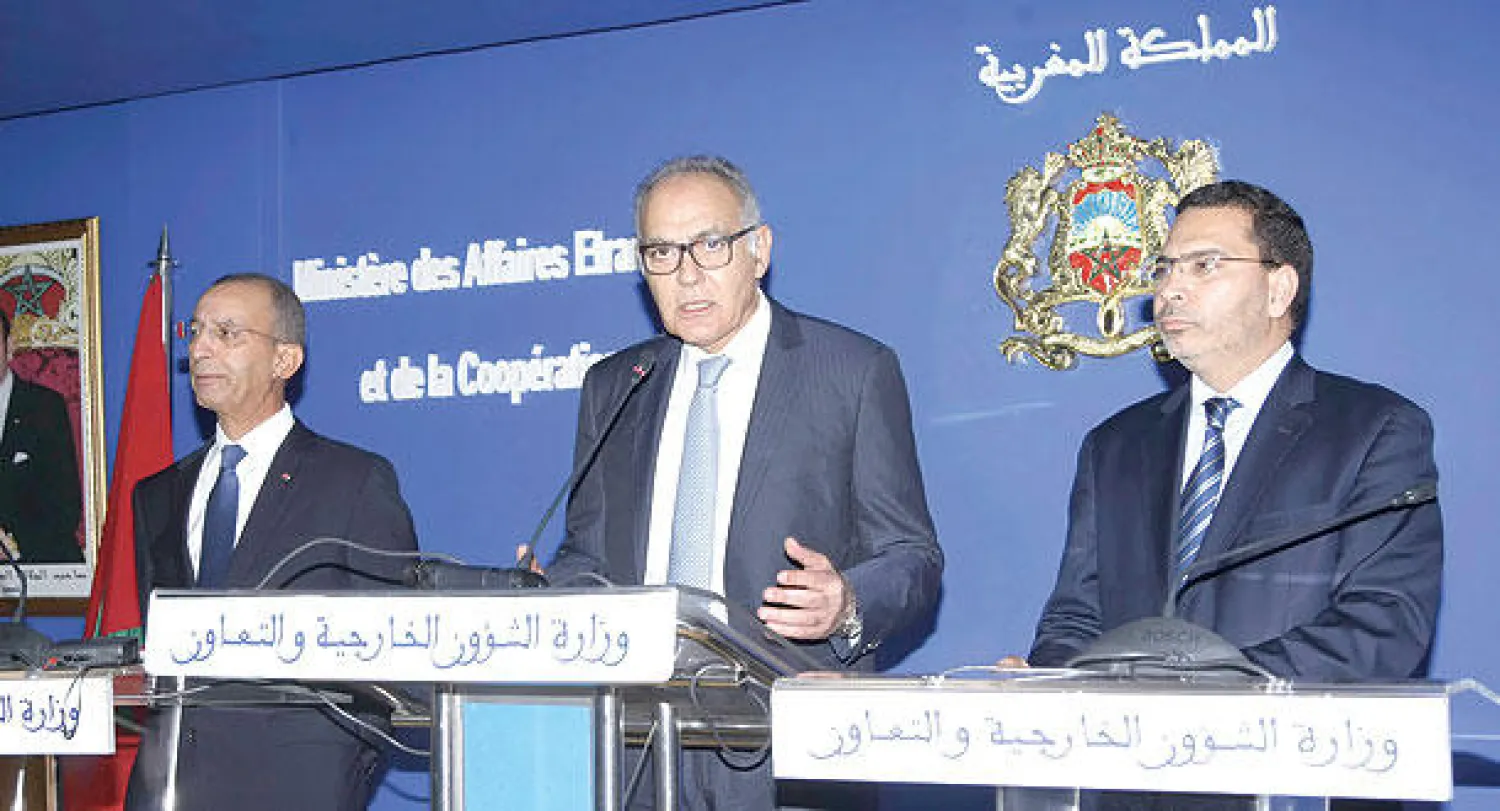 مصطفى الخلفي وزير الإعلام وصلاح الدين مزوار وزير الخارجية ومحمد حصاد وزير الداخلية خلال مؤتمر صحافي مشترك عقد أمس في الرباط لتقديم تفاصيل عن قرار المغرب دعم الإمارات في مواجهة الإرهاب (تصوير: مصطفى حبيس)