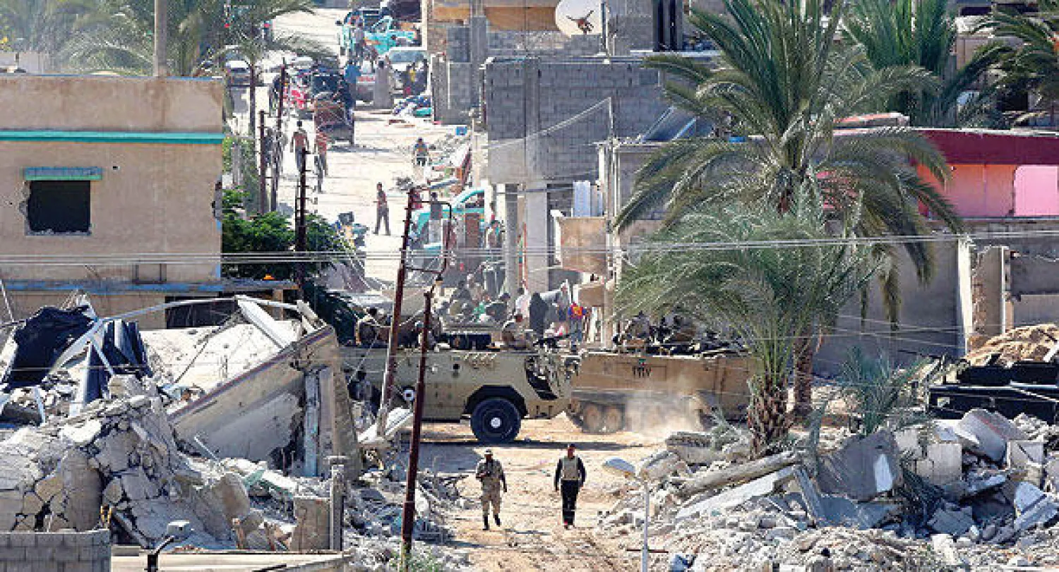 مصريون يخلون منازلهم في مدينة رفح على الشريط الحدودي لمحافظة شمال سيناء أمس (أ.ف.ب)