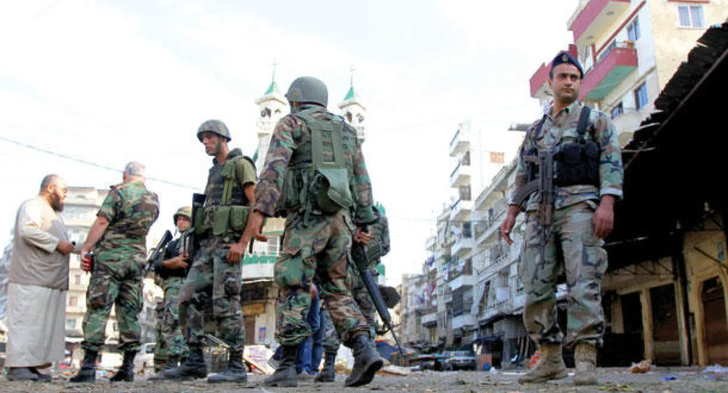 عناصر من الجيش اللبناني يقومون بدورية في سوق بمنطقة باب التبانة في طرابلس (غتي)