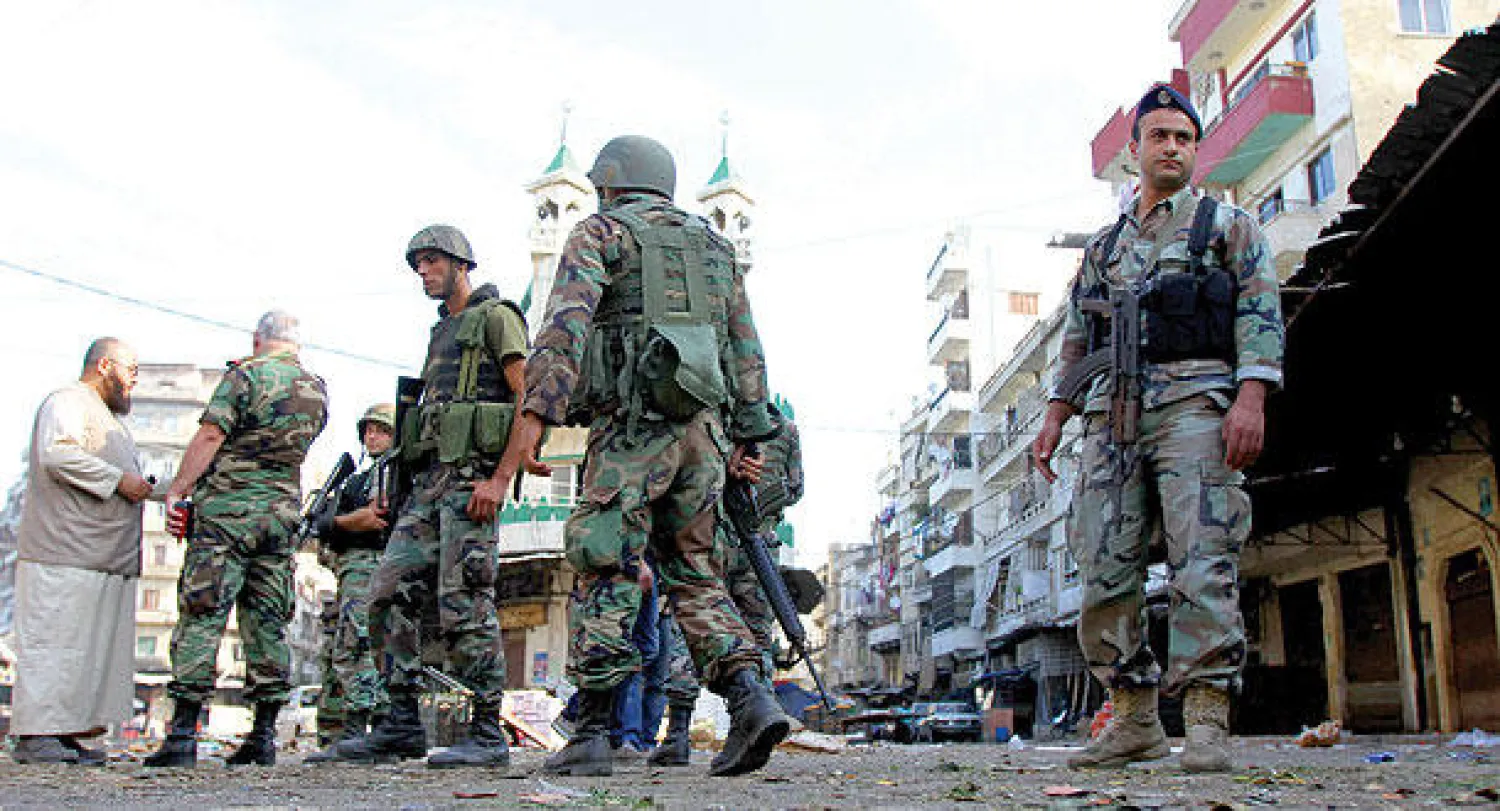 عناصر من الجيش اللبناني يقومون بدورية في سوق بمنطقة باب التبانة في طرابلس (غتي)