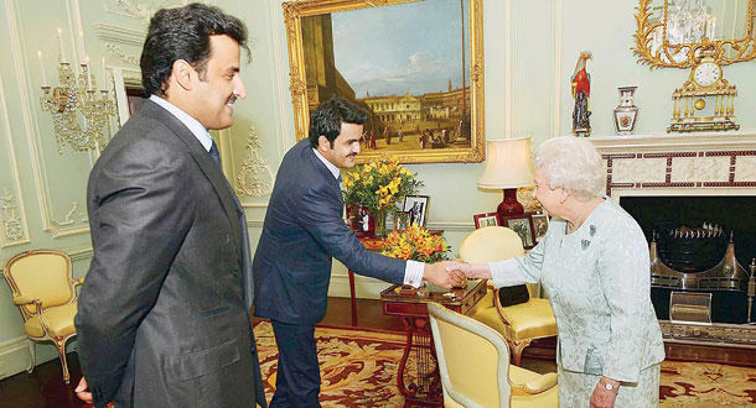 الملكة إليزابيث الثانية لدى استقبالها الشيخ تميم بن حمد آل ثاني والشيخ جوعان بن حمد في قصر باكنغهام أمس (رويترز)