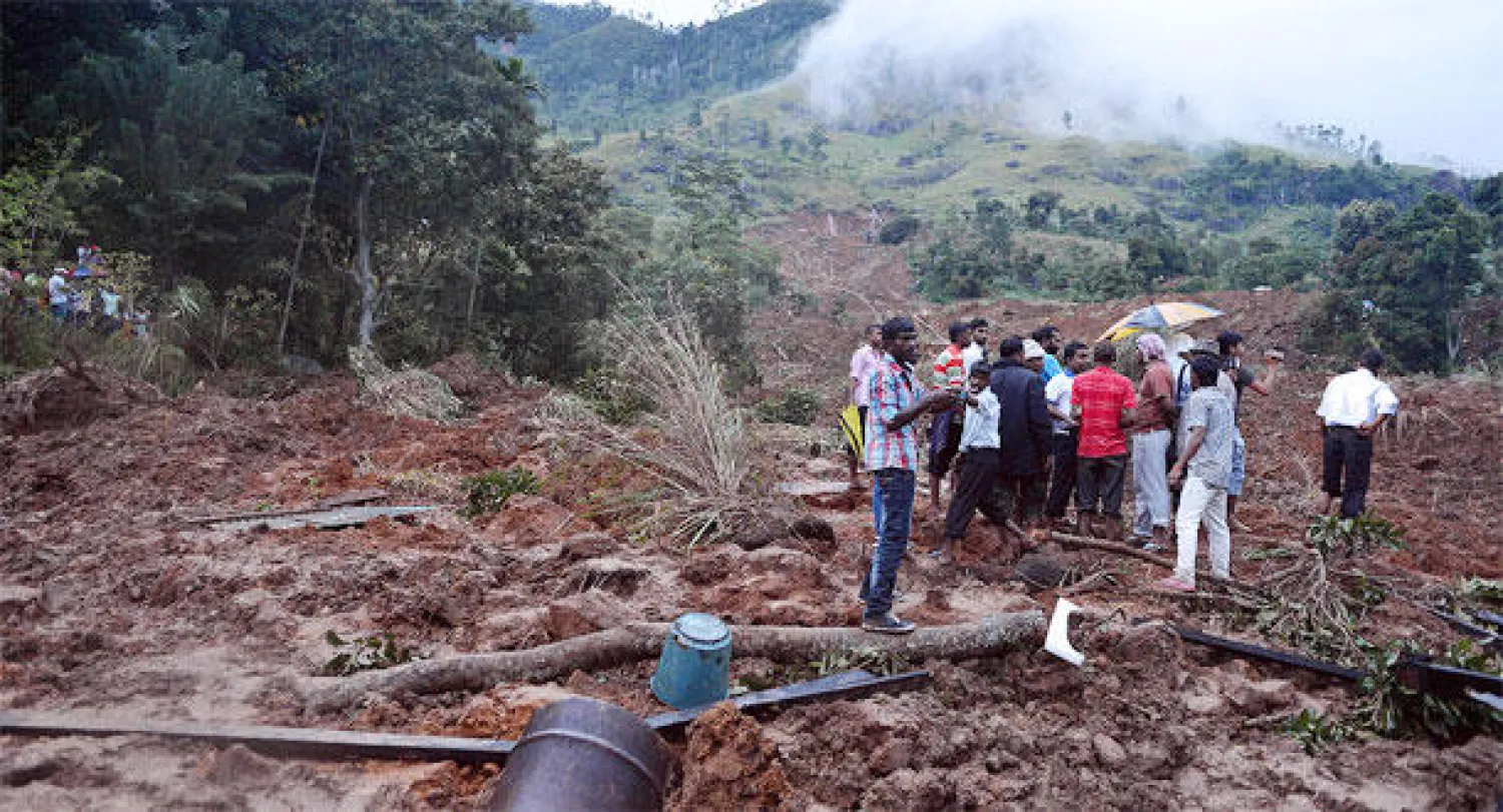 انهيار أرضي بسريلانكا يقتل 10 على الأقل