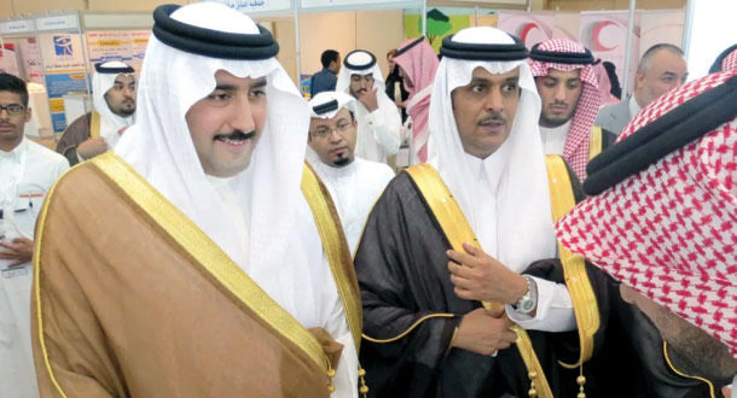 الأمير فيصل بن أحمد بن عبد العزيز لدى زيارة جناح «بوينغ» في معرض المسؤولية الاجتماعية