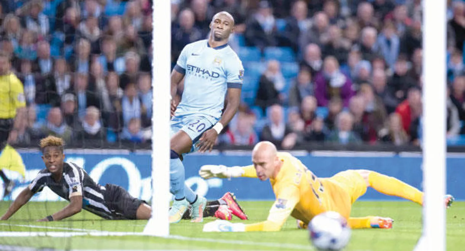 ارونز جناح نيوكاسل (يسار) يمنح التقدم لفريقه (أ.ف.ب)