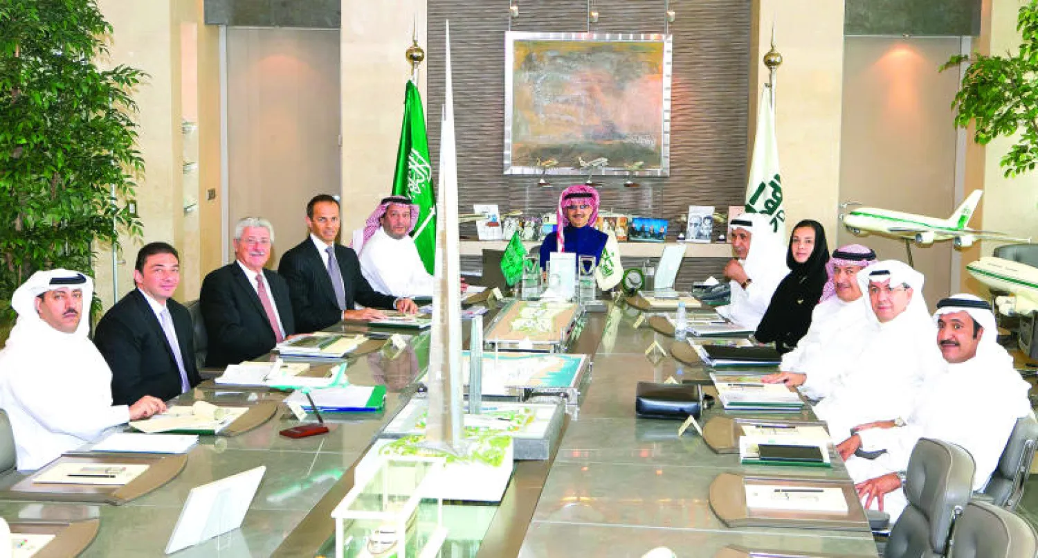 الأمير الوليد بن طلال خلال اجتماع سابق لمجلس إدارة «المملكة القابضة» («الشرق الأوسط»)