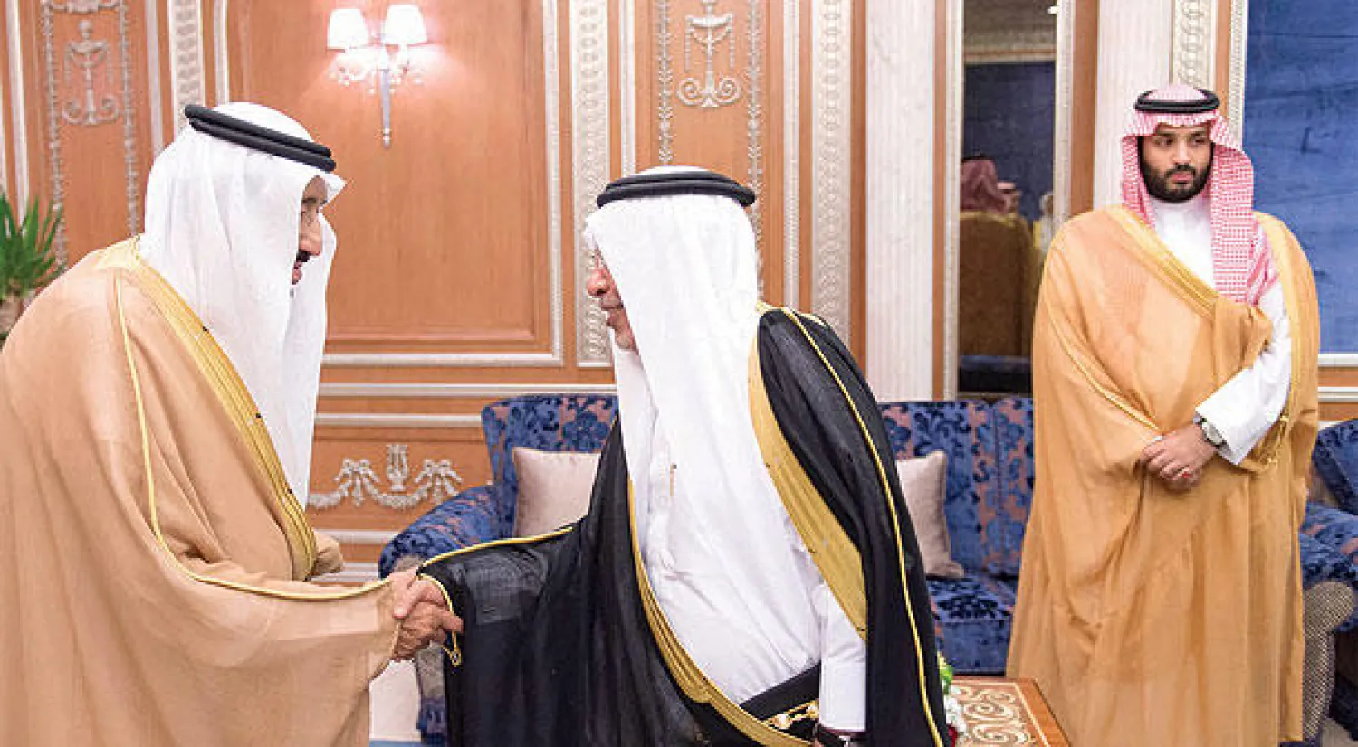 الأمير سلمان بن عبد العزيز يصافح أحد السفراء الجدد الذين التقاهم في الرياض أمس.. ويبدو الأمير محمد بن سلمان بن عبد العزيز (واس)