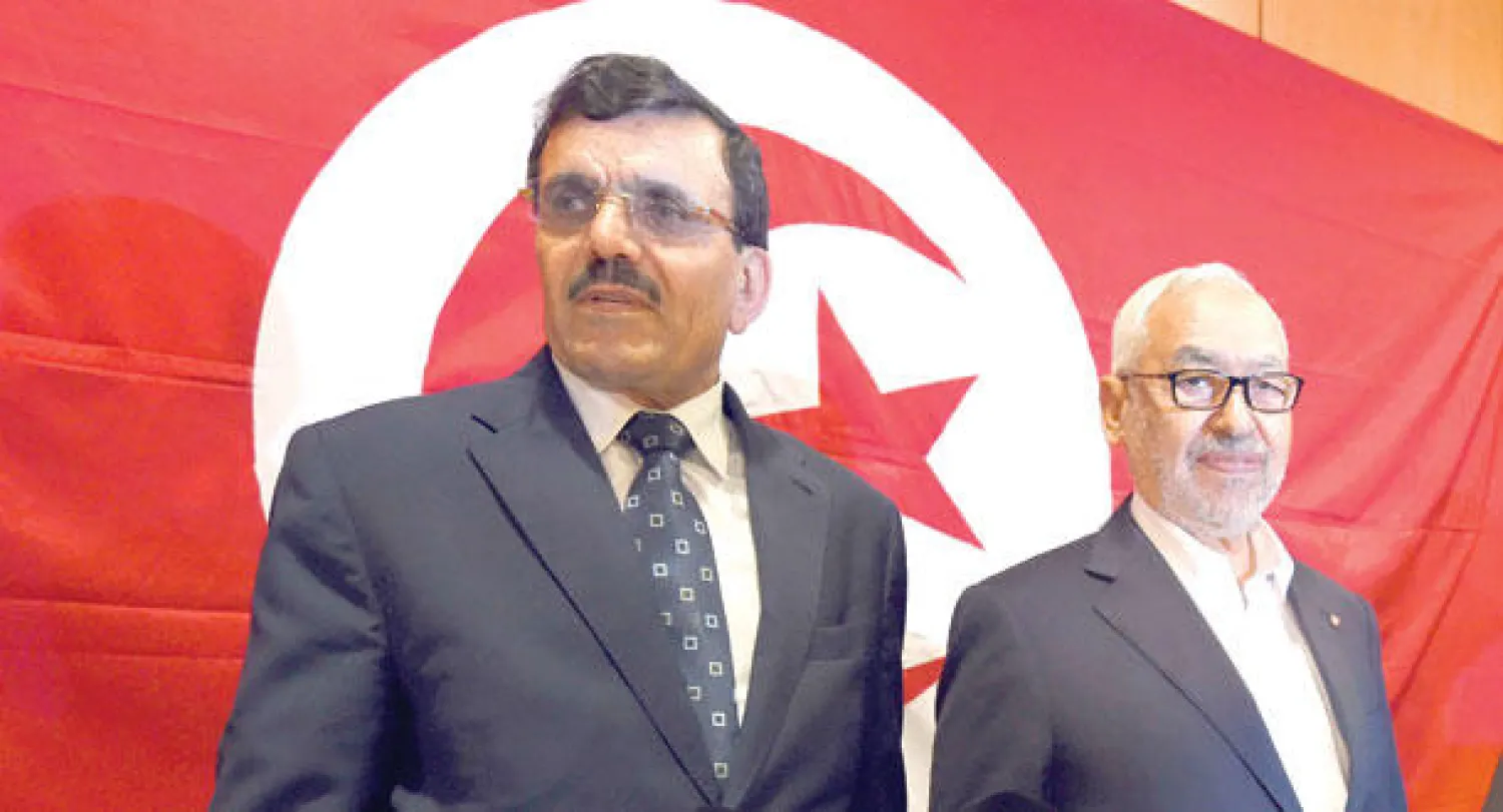 زعيم حركة النهضة راشد الغنوشي ورئيس الحكومة السابق علي العريض أثناء ندوة صحافية للحركة في تونس أمس (أ.ف.ب)