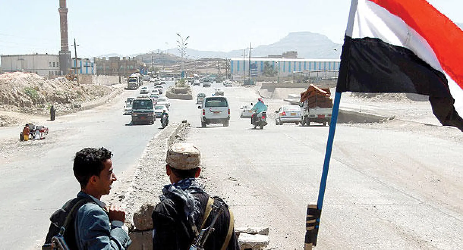 اثنان من جماعة الحوثي في إحدى نقاط التفتيش بصنعاء أمس (أ ف ب)